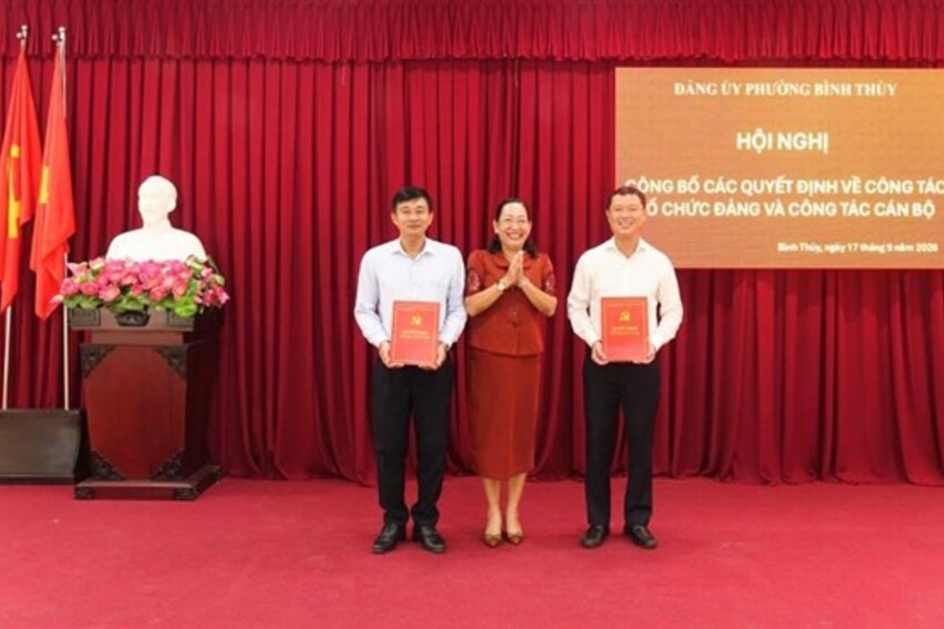 Đảng ủy phường Bình Thủy công bố các quyết định về công tác tổ chức đảng và cán bộ