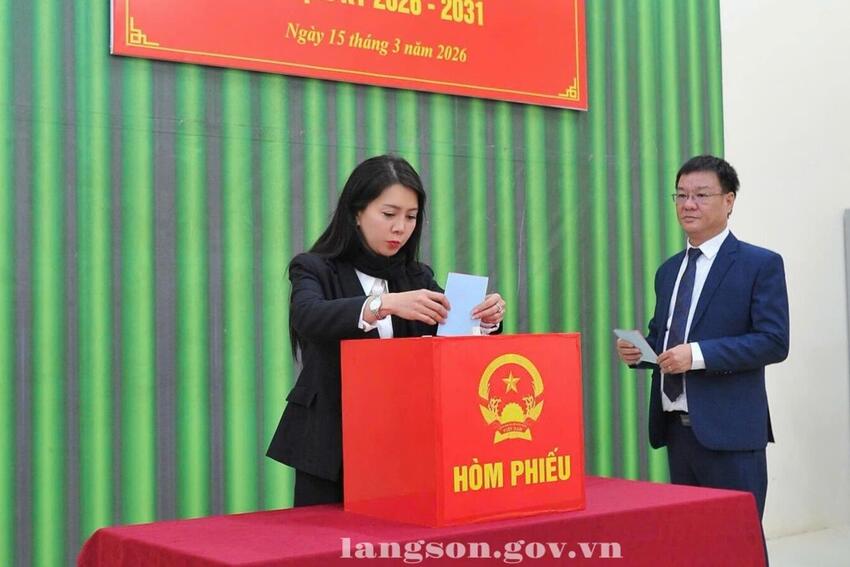 Đồng chí Đoàn Thu Hà, Phó Bí thư Tỉnh ủy, Chủ tịch Ủy ban MTTQ Việt Nam tỉnh dự khai mạc và bỏ phiếu bầu cử tại khu vực bỏ phiếu số 10, xã Lộc Bình