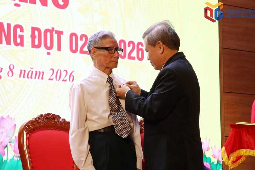Trưởng Ban Nội chính Trung ương Lê Minh Trí trao tặng Huy hiệu Đảng tại phường Quảng Yên