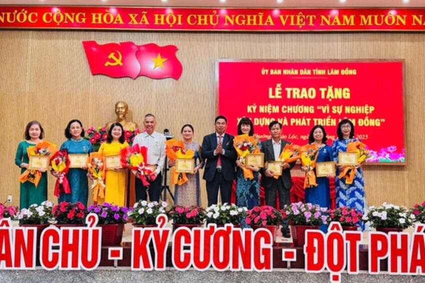 Phường 2 Bảo Lộc trao Kỷ niệm chương “Vì sự nghiệp xây dựng và phát triển tỉnh Lâm Đồng”