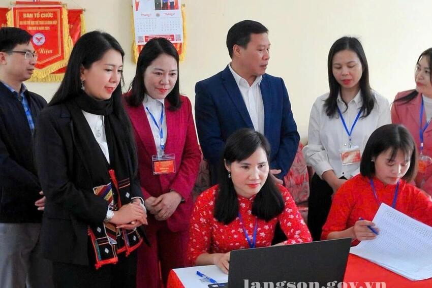 Đồng chí Đoàn Thu Hà, Phó Bí thư Tỉnh ủy, Chủ tịch Ủy ban MTTQ Việt Nam tỉnh kiểm tra công tác bầu cử tại xã Lộc Bình và xã Thống Nhất