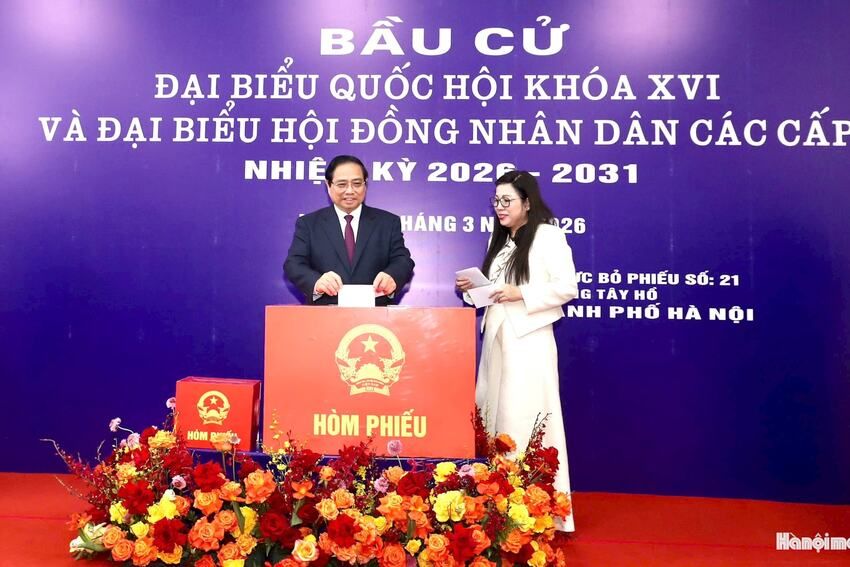 Thủ tướng Chính phủ Phạm Minh Chính bỏ phiếu bầu cử tại phường Tây Hồ