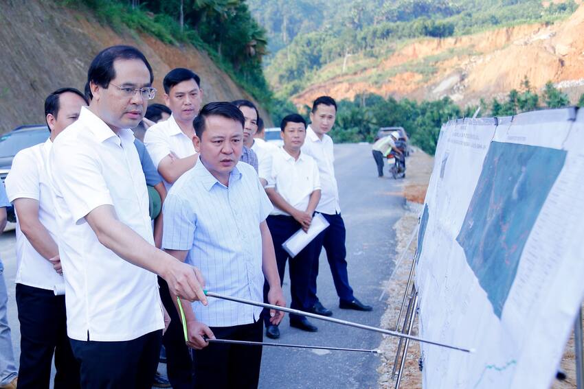 Bí thư Tỉnh ủy, Chủ tịch HĐND tỉnh Trịnh Xuân Trường kiểm tra tiến độ một số công trình trọng điểm, trung tâm y tế, trường học trên địa bàn xã Mù Cang Chải