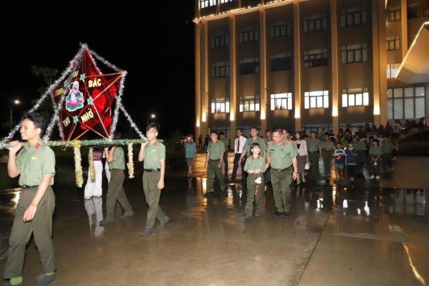 Công an TP Cần Thơ tổ chức Chương trình “Vầng trăng yêu thương” tại Trường Văn hóa Công an nhân dân III