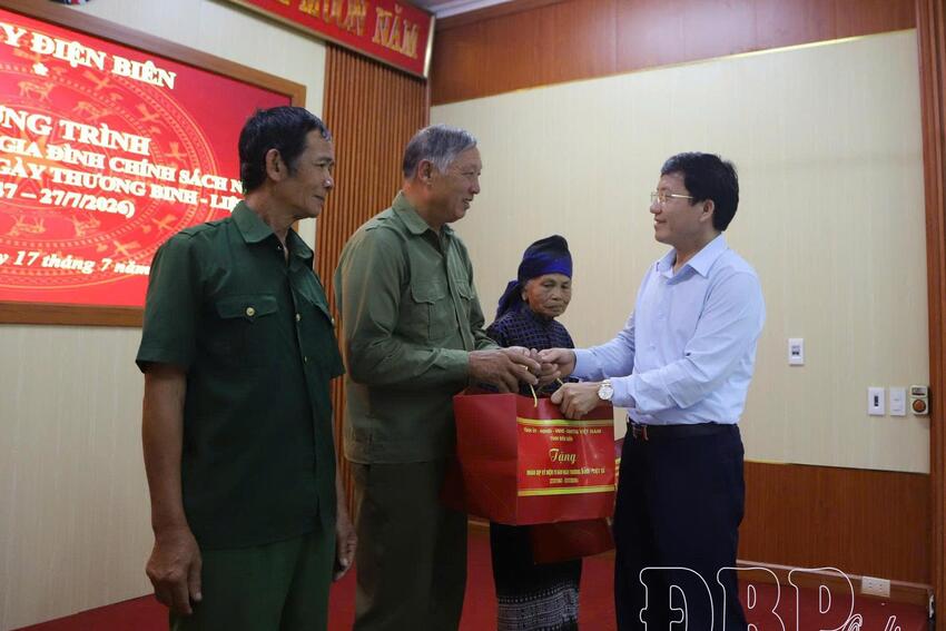 Phó Bí thư Tỉnh ủy, Chủ tịch Ủy ban MTTQ Việt Nam tỉnh Mùa A Vảng thăm và tặng quà các gia đình chính sách tại xã Mường Nhà