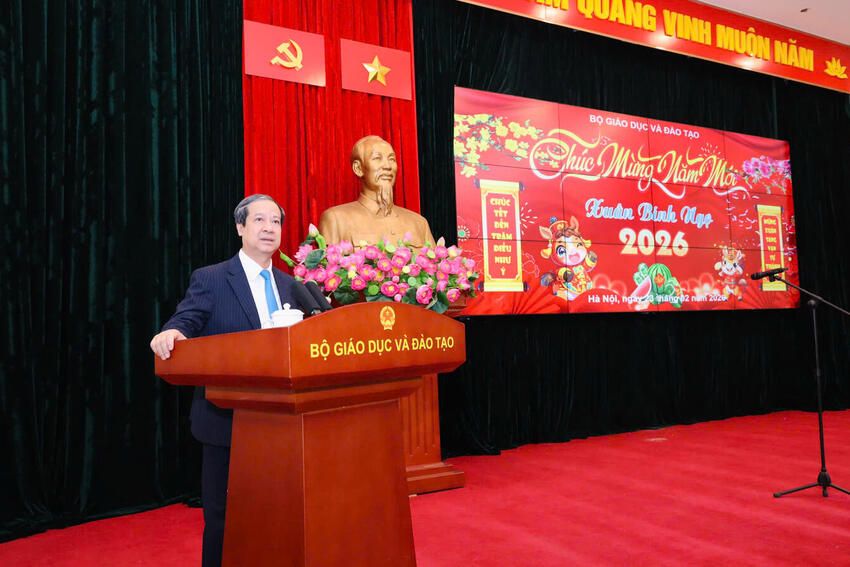 Lãnh đạo Bộ GDĐT chúc Tết cán bộ, công chức, viên chức, người lao động
