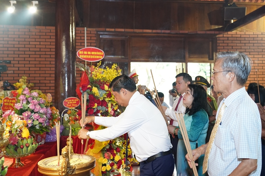 Long trọng dâng hương kỷ niệm 136 năm Ngày sinh Chủ tịch Hồ Chí Minh