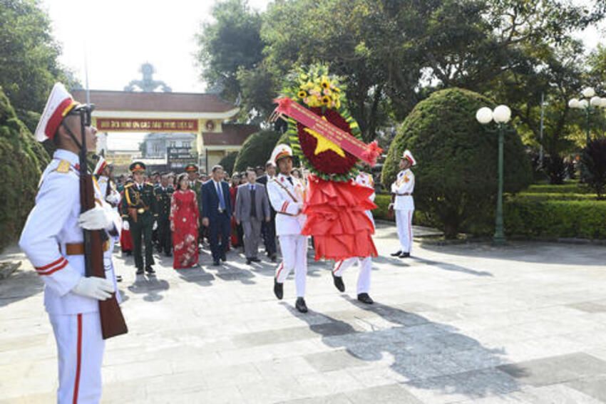 Đoàn đại biểu dự Đại hội Đại biểu Mặt trận Tổ quốc Việt Nam tỉnh Lai Châu viếng Nghĩa trang Liệt sĩ tỉnh