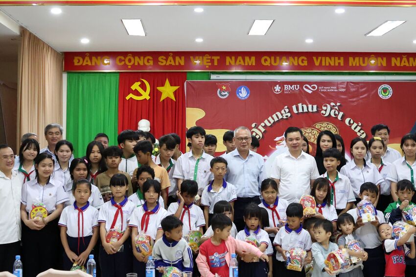 Chủ tịch UBND tỉnh Đỗ Hữu Huy thăm, tặng quà Trung thu cho trẻ em tại Trung tâm Bảo trợ xã hội và Trẻ em tỉnh