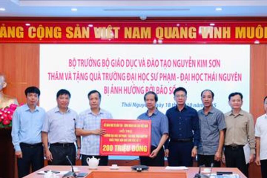 Bộ trưởng Bộ GD&ĐT Nguyễn Kim Sơn thăm, tặng quà các cơ sở giáo dục tại Thái Nguyên bị ảnh hưởng bởi bão số 11