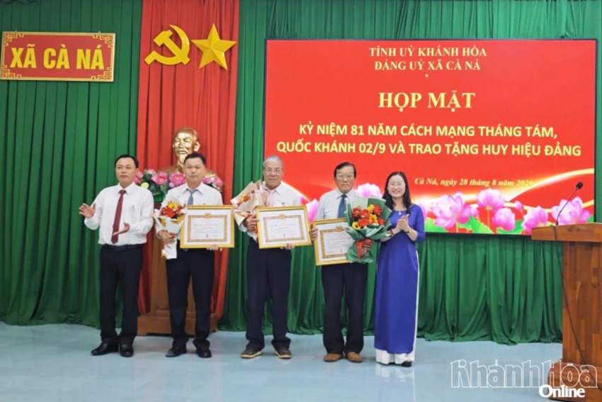 Đảng ủy xã Cà Ná trao Huy hiệu Đảng cho 7 đảng viên