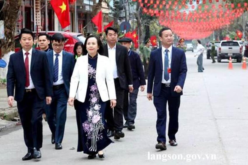 Đồng chí Đoàn Thị Hậu, Phó Bí thư Thường trực Tỉnh ủy, Chủ tịch HĐND tỉnh, Phó Trưởng ban Thường trực Ban Chỉ đạo bầu cử tỉnh dự khai mạc và bỏ phiếu bầu đại biểu Quốc hội khóa XVI và đại biểu HĐND các cấp nhiệm kỳ 2026-2031 tại xã Hoàng Văn Thụ