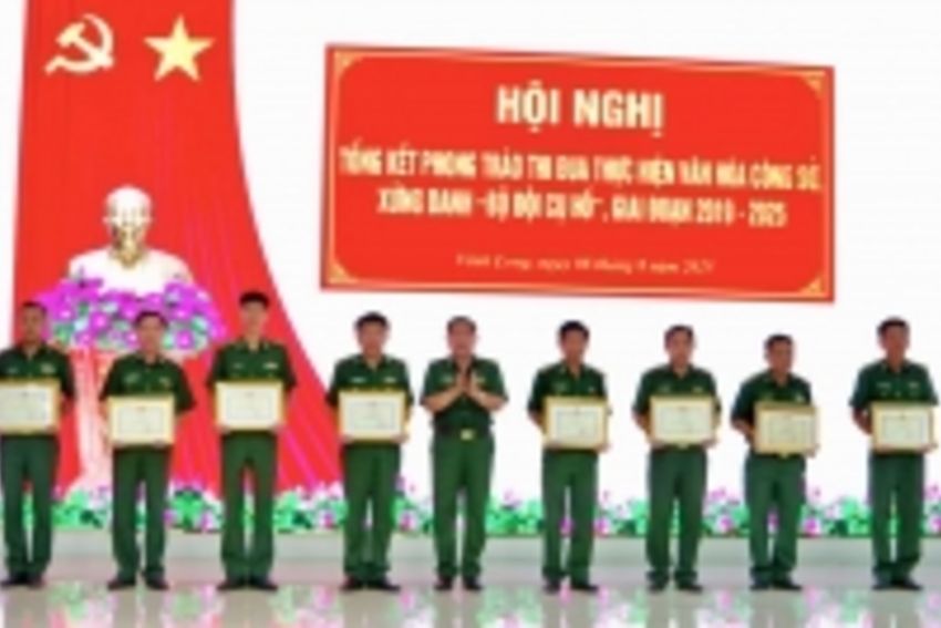 Khen thưởng 10 cá nhân thực hiện văn hóa công sở, xứng danh “Bộ đội Cụ Hồ”