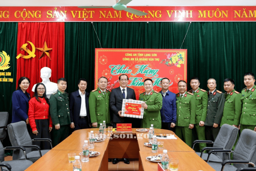 Đồng chí Dương Xuân Huyên, Uỷ viên Ban Thường vụ Tỉnh uỷ, Phó Chủ tịch Thường trực HĐND tỉnh thăm, chúc Tết các lực lượng vũ trang và gia đình chính sách, người có công