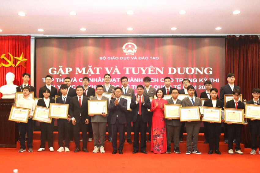 Bộ GDĐT gặp mặt, tuyên dương học sinh Olympic và KHKT quốc tế năm 2025