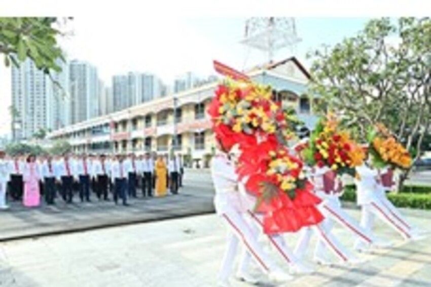 Đoàn đại biểu dự Đại hội Đảng bộ UBND TPHCM dâng hoa Chủ tịch Hồ Chí Minh