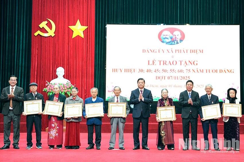 Đảng ủy xã Phát Diệm trao tặng Huy hiệu Đảng đợt 7/11