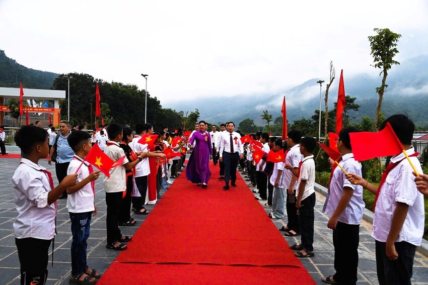 Phó Chủ tịch - Tổng Thư ký Ủy ban Trung ương MTTQ Việt Nam Hà Thị Nga dự lễ khai giảng tại trường vùng biên Lai Châu