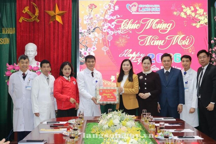 Đồng chí Trần Thanh Nhàn, Phó Chủ tịch UBND tỉnh thăm, kiểm tra công tác trực Tết và thăm, chúc Tết người lao động, bệnh nhân có hoàn cảnh khó khăn