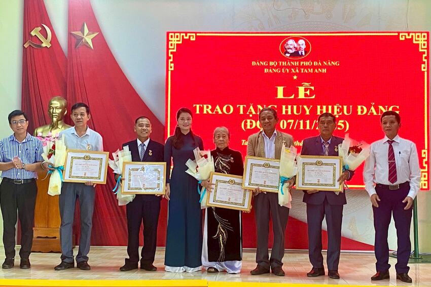 Đảng ủy các địa phương trao Huy hiệu Đảng cho đảng viên