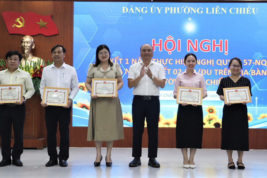 Phường Liên Chiểu khen thưởng 10 tập thể, cá nhân xuất sắc trong thực hiện chuyển đổi số
