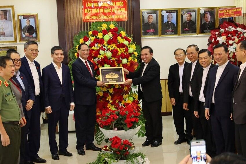 Phó Chủ tịch Quốc hội Trần Quang Phương thăm, tặng quà các đơn vị tỉnh Đắk Lắk