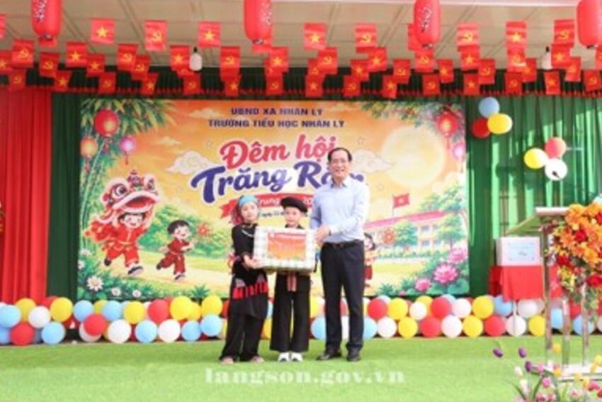 Đồng chí Dương Xuân Huyên, Ủy viên Ban Thường vụ Tỉnh ủy, Phó Chủ tịch Thường trực HĐND tỉnh thăm, tặng quà Tết Trung thu tại Trường Tiểu học Nhân Lý
