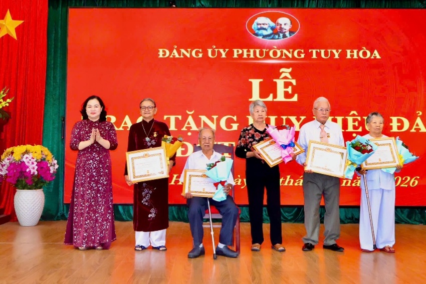 Phường Tuy Hòa trao Huy hiệu Đảng cho 517 đảng viên