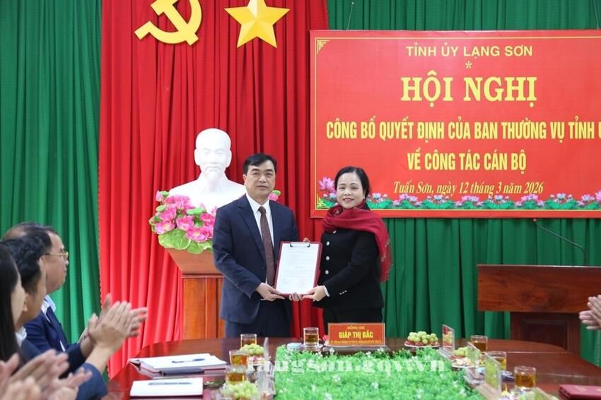 Công bố Quyết định điều động, chỉ định đồng chí Dương Công Hiệp, Phó Chánh Văn phòng UBND tỉnh giữ chức Bí thư Đảng ủy xã Tuấn Sơn