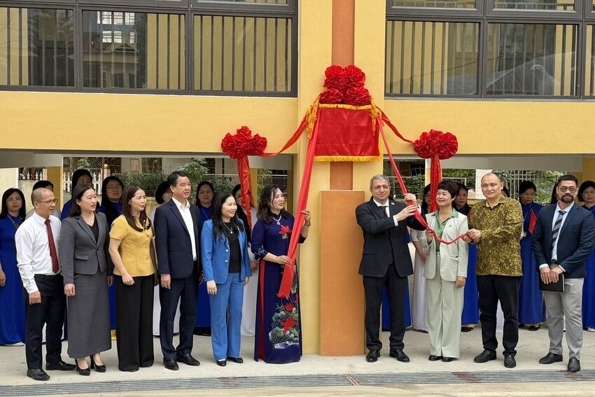 Phó Chủ tịch UBND tỉnh Vũ Thị Hiền Hạnh dự Lễ khánh thành công trình nhà lớp học Trường Tiểu học Trần Phú