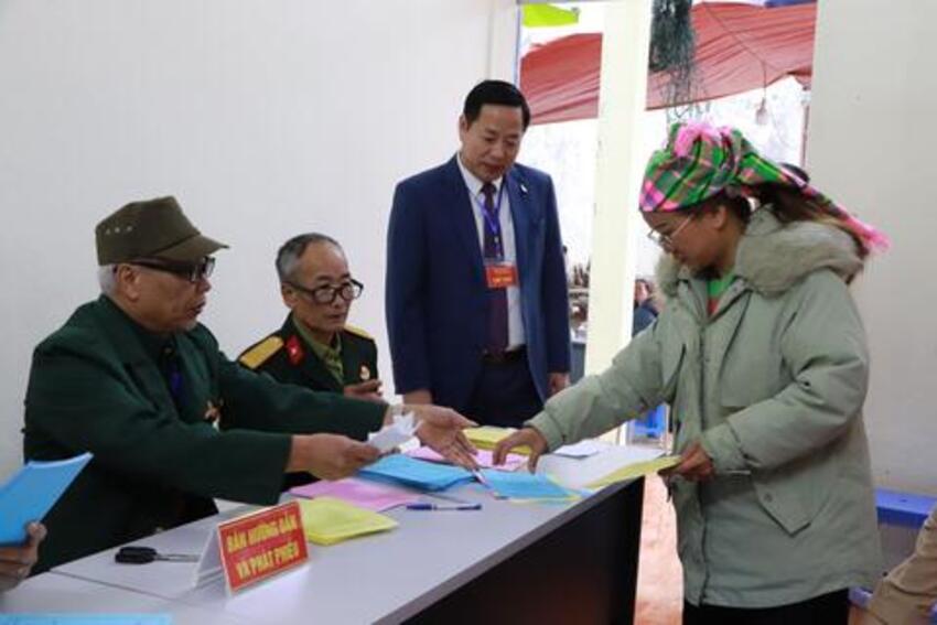 Các đồng chí Ủy ban bầu cử tỉnh kiểm tra công tác bầu cử tại một số xã, phường trên địa bàn tỉnh Lai Châu