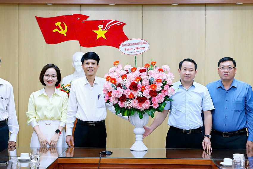 Ban Nội chính Thành ủy thăm và chúc mừng Trung tâm Thông tin Thông tấn xã Việt Nam khu vực miền Trung - Tây Nguyên nhân kỷ niệm 81 năm Ngày truyền thống
