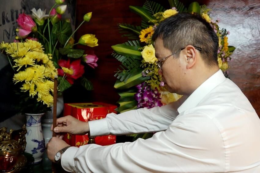 Phó Bí thư Thành ủy Đà Nẵng Nguyễn Mạnh Hùng dâng hương tại Khu di tích Khu ủy Khu V và nhà lưu niệm cụ Huỳnh Thúc Kháng