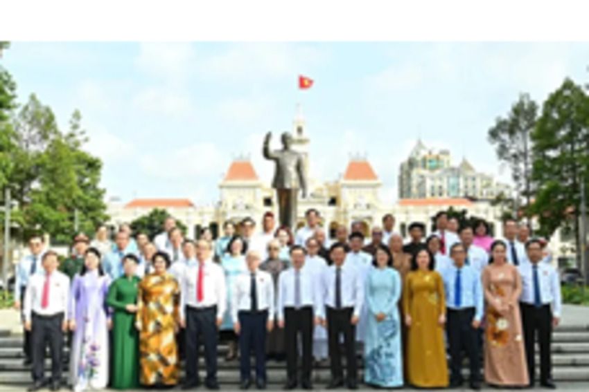 Lãnh đạo TPHCM dâng hoa, dâng hương Chủ tịch Hồ Chí Minh