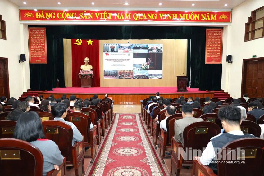 Bồi dưỡng kiến thức lý luận chính trị cho đội ngũ giảng dạy và cán bộ Đoàn trong hệ thống giáo dục quốc dân