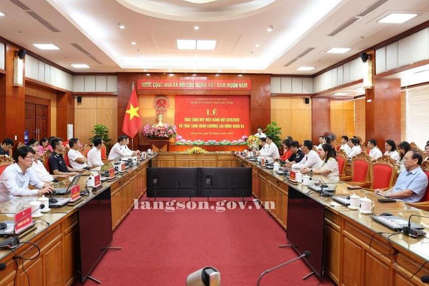 Trao tặng Huy hiệu Đảng đợt 2/9 và Huân chương Lao động hạng Ba cho cá nhân có thành tích xuất sắc