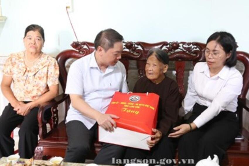 Đồng chí Đoàn Thanh Sơn, Phó Chủ tịch UBND tỉnh thăm, tặng quà gia đình chính sách tại xã Quốc Khánh