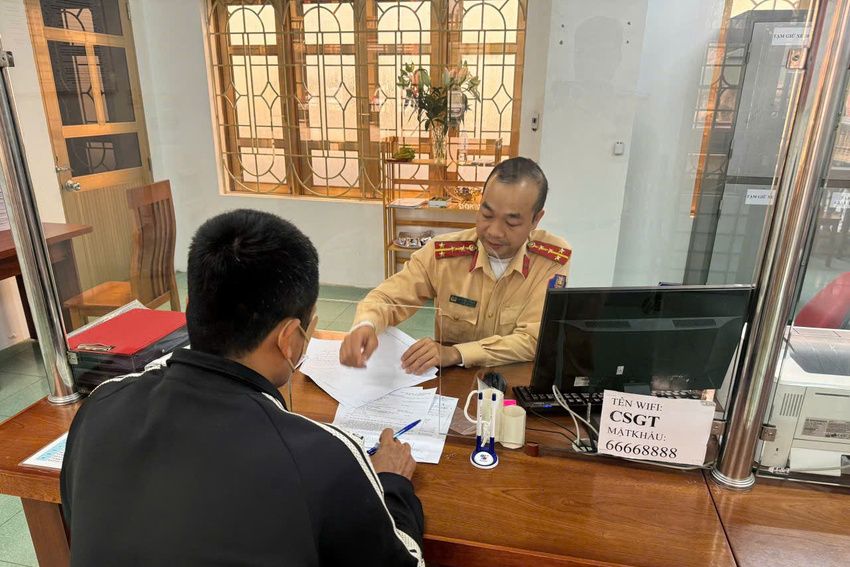 Lào Cai: Xử phạt 19 triệu đồng và trừ 4 điểm giấy phép lái xe đối tượng đi ngược chiều trên đường có biển cấm