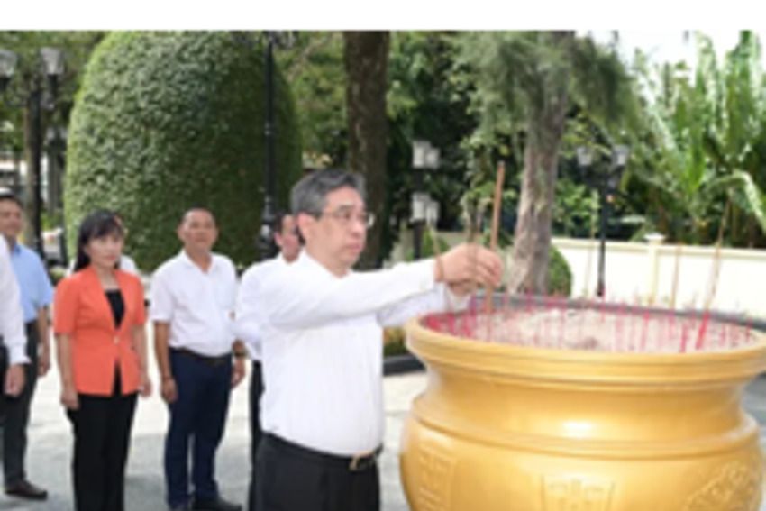 Dâng hoa, dâng hương tưởng niệm Anh hùng liệt sĩ Võ Thị Sáu