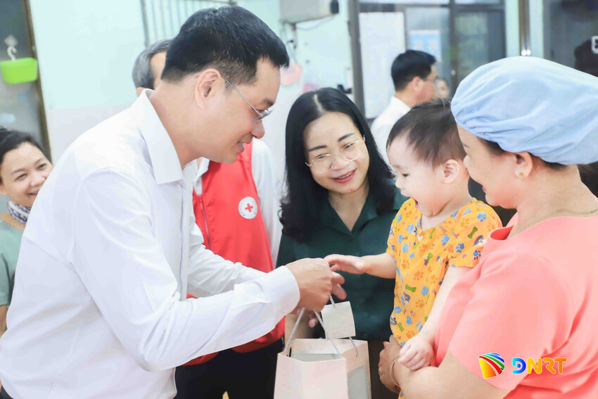 Bí thư Thành ủy Lê Ngọc Quang thăm, tặng quà trẻ em dịp Tết Trung thu