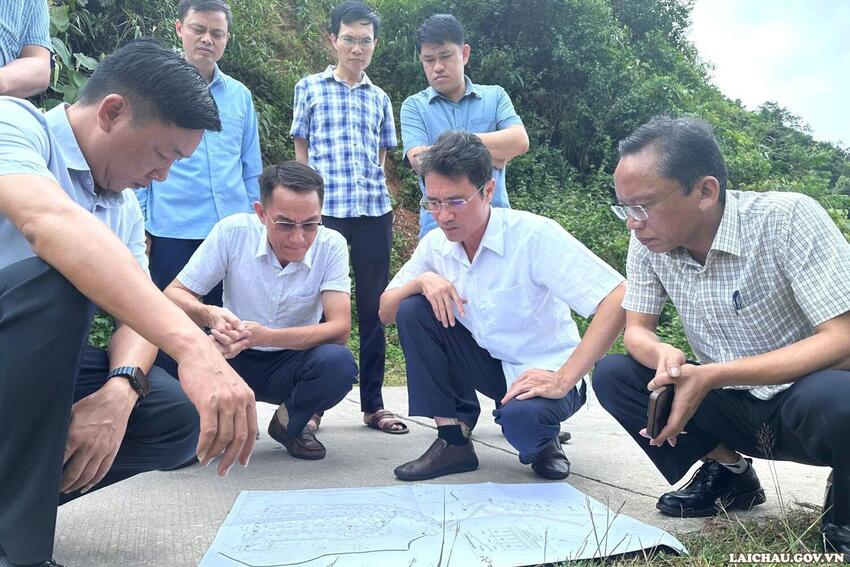 Phó Chủ tịch UBND tỉnh Hà Trọng Hải kiểm tra các điểm bố trí dân cư tại một số xã trong tỉnhn