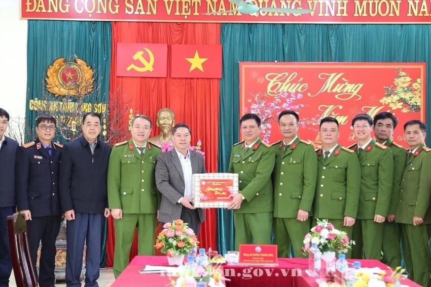 Lãnh đạo tỉnh thăm, chúc Tết các gia đình chính sách và cơ quan, đơn vị lực lượng vũ trang nhân dịp Tết Nguyên đán Bính Ngọ 2026