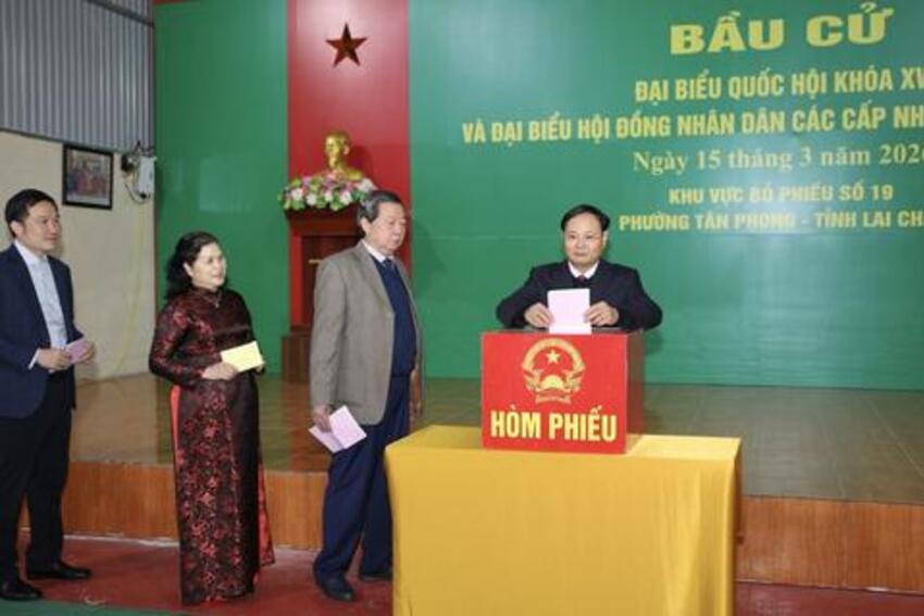 Bí thư Tỉnh ủy Lê Minh Ngân dự Lễ khai mạc và thực hiện quyền công dân tại Khu vực bỏ phiếu số 19, thuộc tổ dân phố số 16, phường Tân Phong