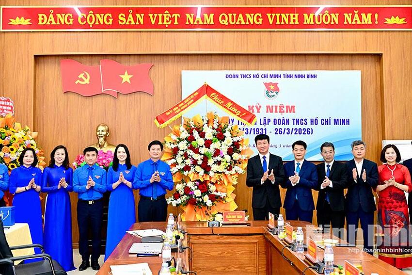 Đồng chí Bí thư Tỉnh ủy Trần Huy Tuấn thăm, chúc mừng Tỉnh đoàn nhân kỷ niệm 95 năm Ngày thành lập Đoàn TNCS Hồ Chí Minh