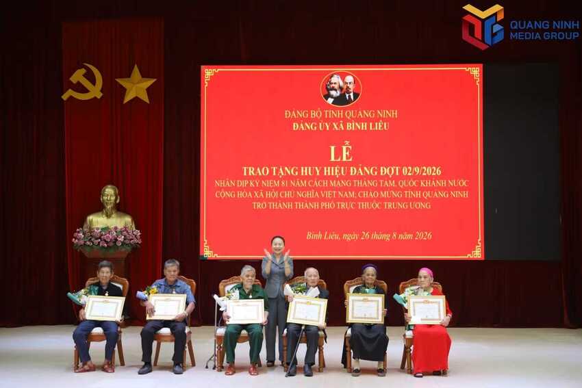 Bình Liêu: Trưởng Ban Tổ chức Tỉnh ủy trao Huy hiệu Đảng đợt 2/9 cho các đảng viên