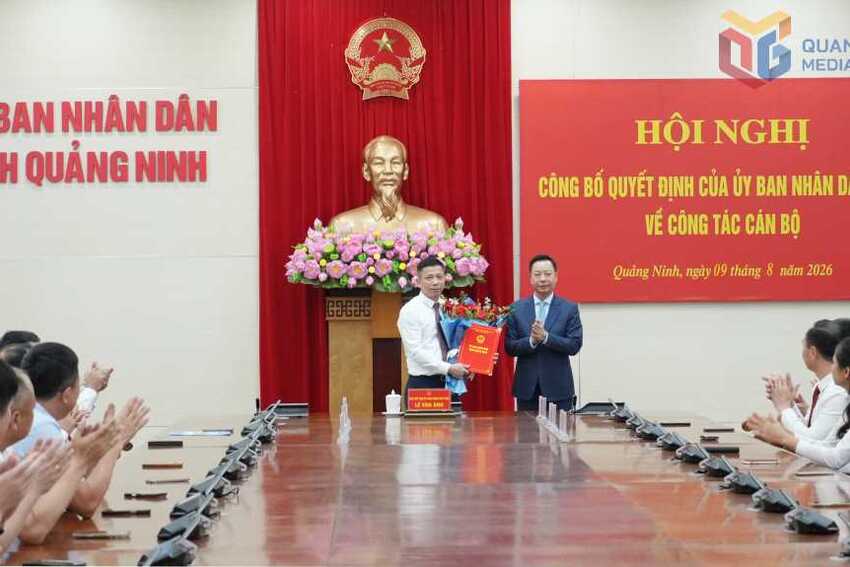 Công bố quyết định của UBND tỉnh về công tác cán bộ
