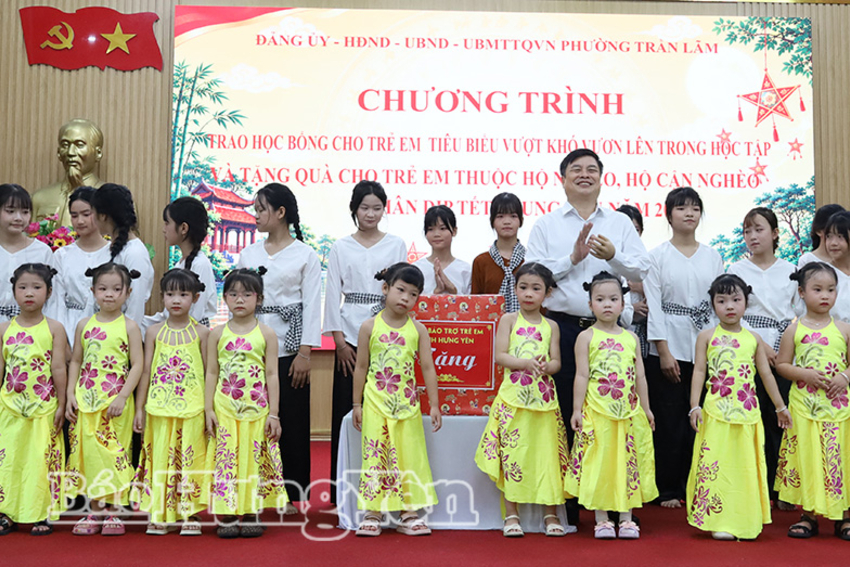 Đồng chí Phạm Văn Nghiêm, Phó Chủ tịch UBND tỉnh thăm, tặng quà thiếu nhi dịp Tết Trung thu