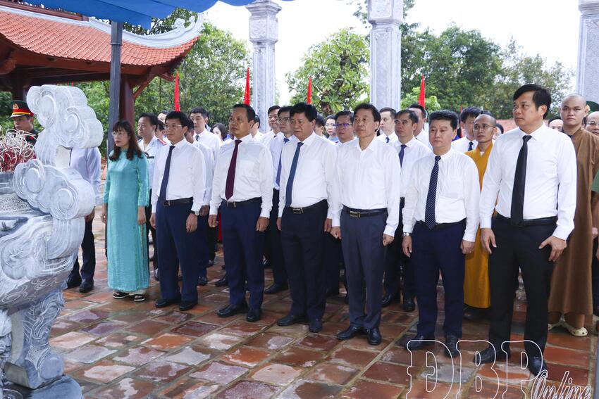 Lãnh đạo tỉnh Điện Biên dâng hương, tri ân anh hùng liệt sĩ