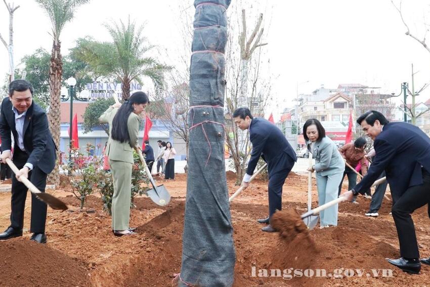 Lãnh đạo tỉnh dự Lễ phát động “Tết trồng cây đời đời nhớ ơn Bác Hồ” tại phường Đông Kinh