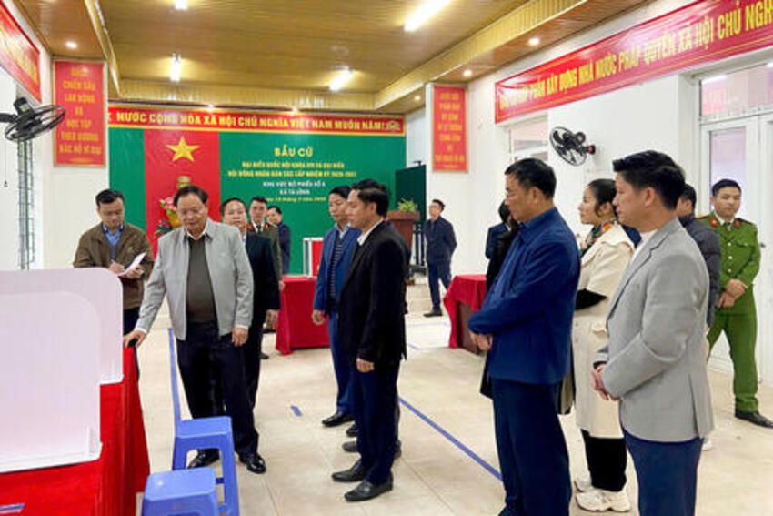 Bí thư Tỉnh uỷ Lê Minh Ngân kiểm tra công tác chuẩn bị bầu cử tại xã Tả Lèng